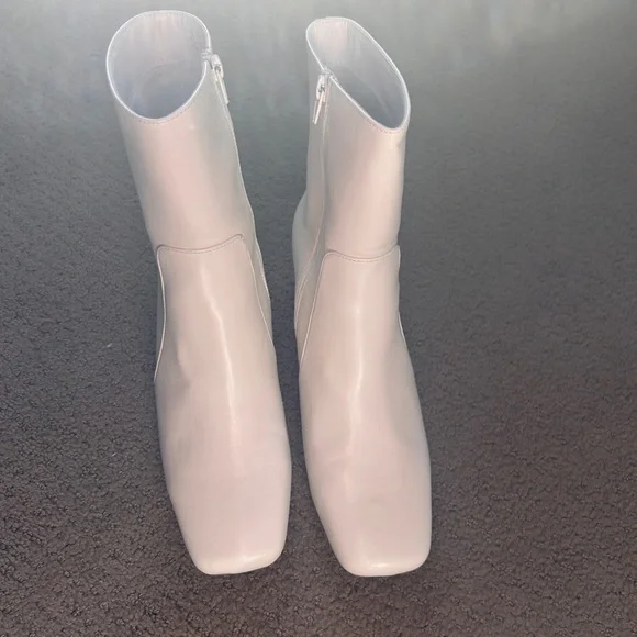 Lulus White Boots size 9 - Picture 3 of 5